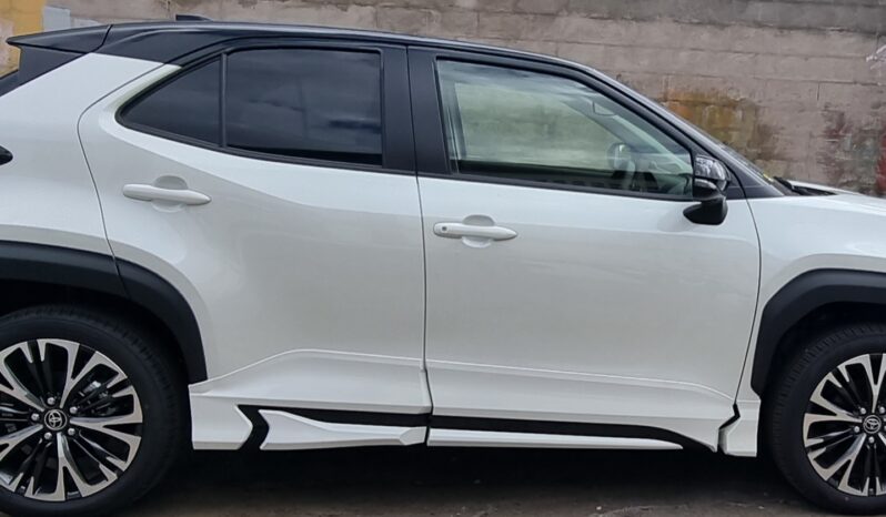Toyota Yaris Cross Hybrid (White) full