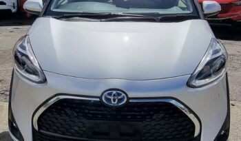 Toyota Sienta Silver (Hybrid) full