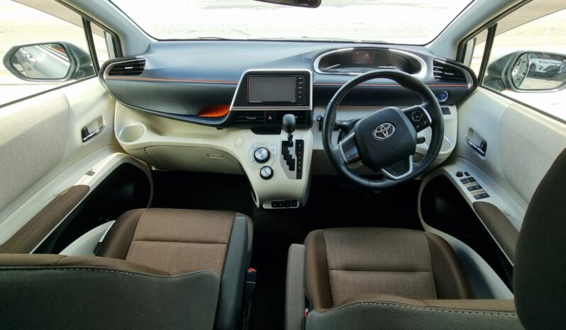 Toyota Sienta Silver (Hybrid) full