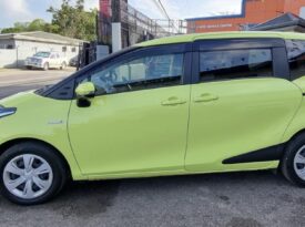 Toyota Sienta Green ( Hybrid)