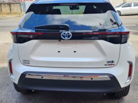 Toyota Yaris Cross Pearl White ( Chrome )