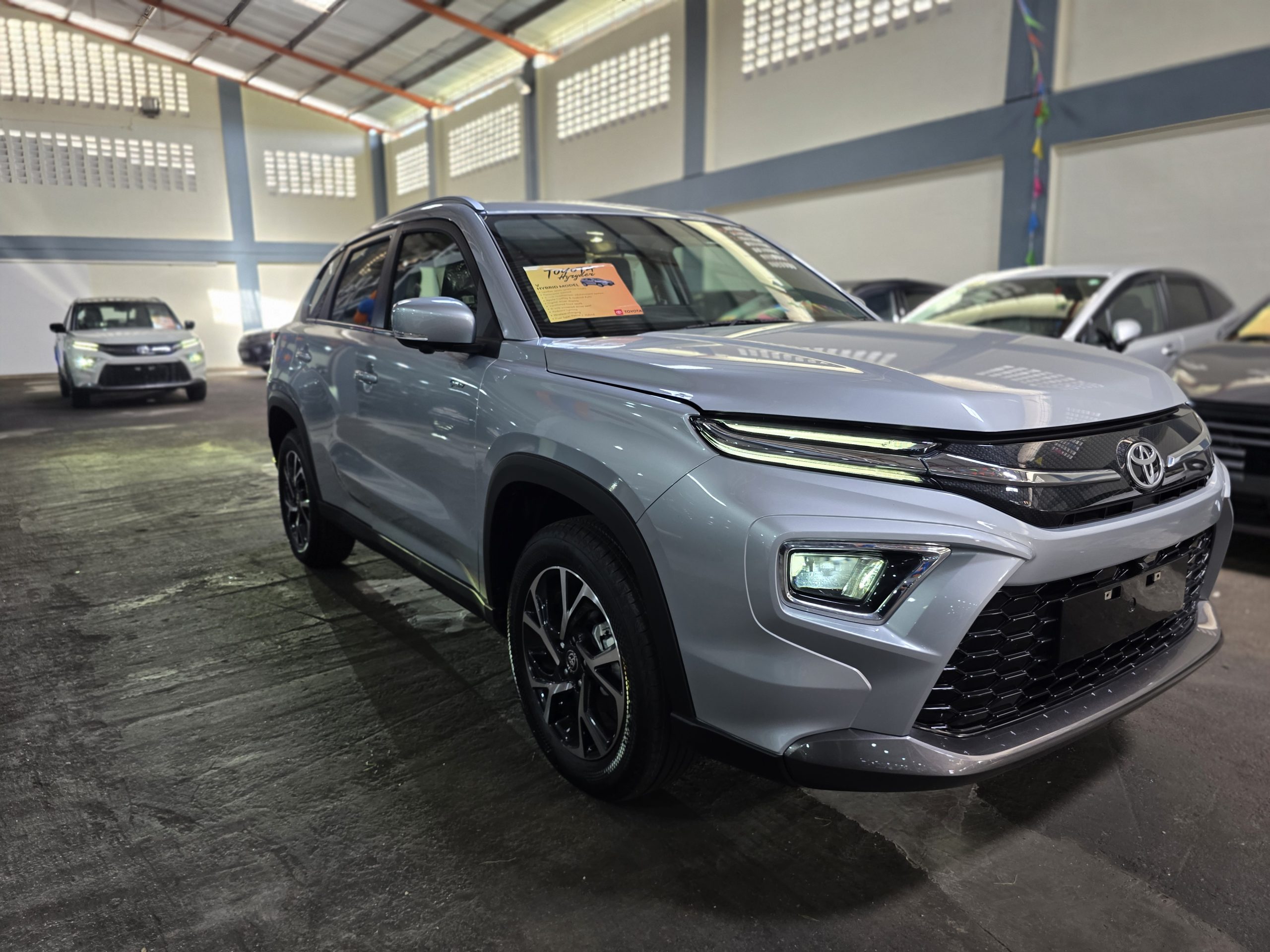 Toyota Hyryder V Full Hybrid Silver 2025 Brand New