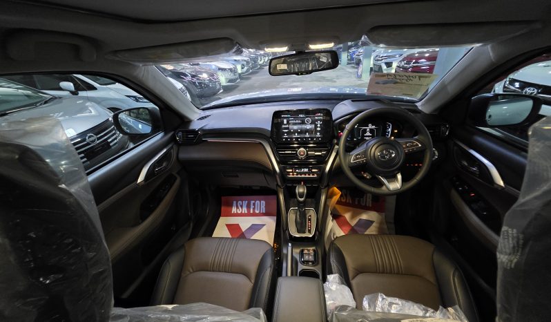 Toyota Hyryder V Full Hybrid Silver 2025 Brand New full